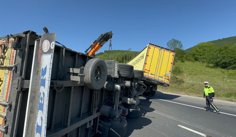 tir-devrildi-otoyol-kapandiotbwuhh0v3
