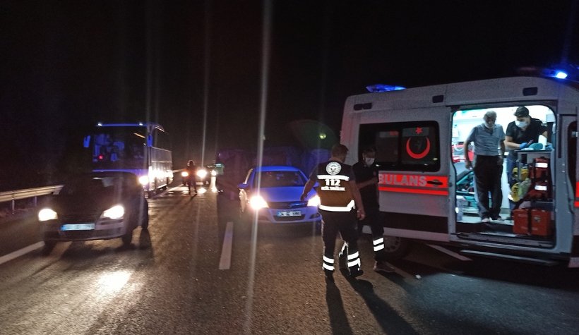 TIR devrildi, samanlar otoyola saçıldı