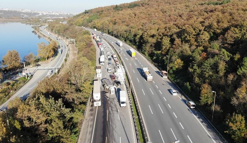 Tır devrildi şekerler otoyola saçıldı