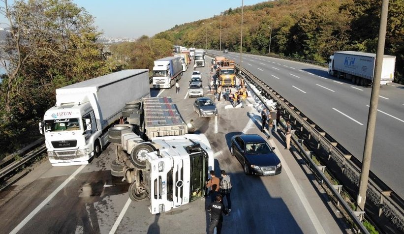 Tır devrildi şekerler otoyola saçıldı