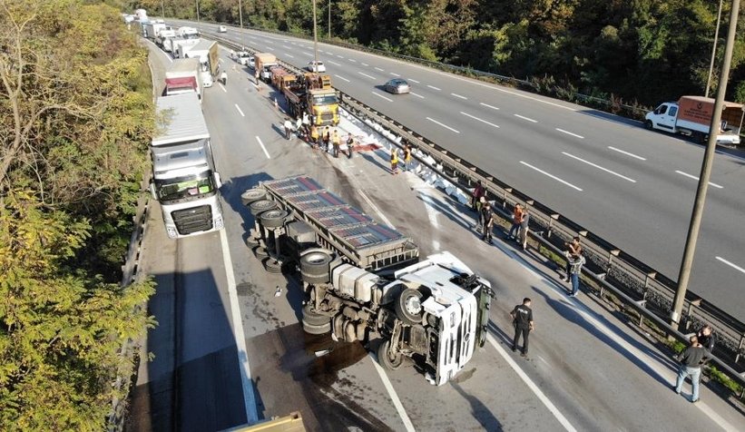 Tır devrildi şekerler otoyola saçıldı