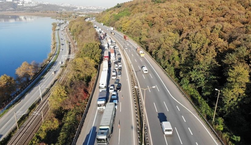 Tır devrildi şekerler otoyola saçıldı