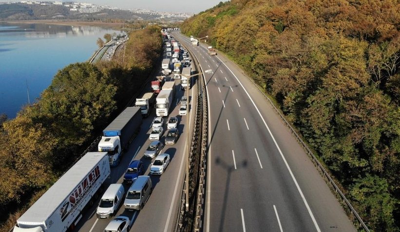 Tır devrildi şekerler otoyola saçıldı