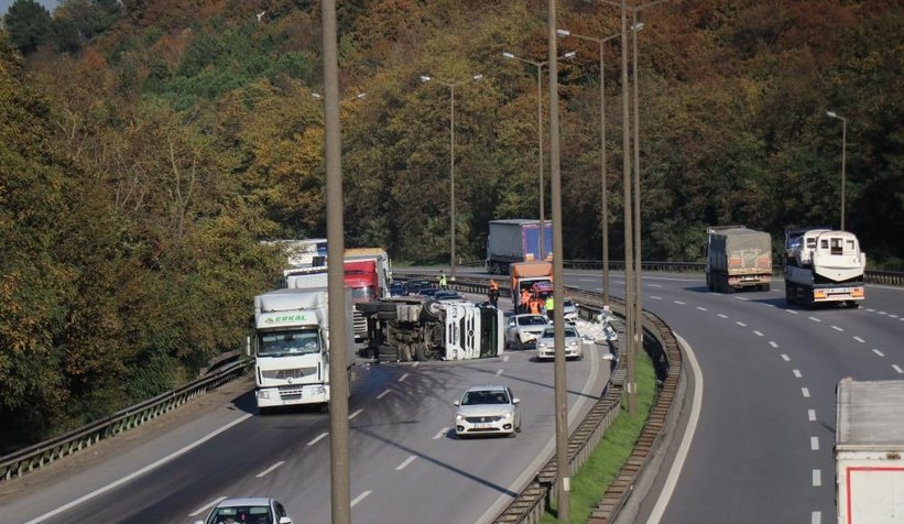 Tır devrildi şekerler otoyola saçıldı
