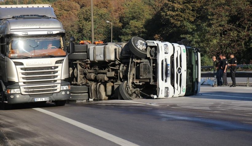Tır devrildi şekerler otoyola saçıldı