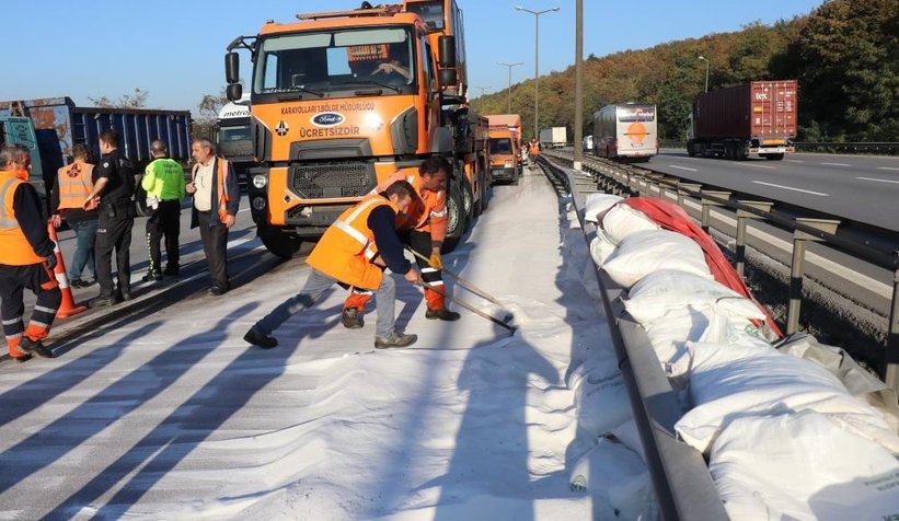 Tır devrildi şekerler otoyola saçıldı