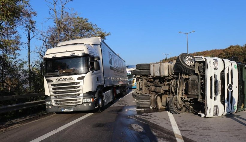 Tır devrildi şekerler otoyola saçıldı