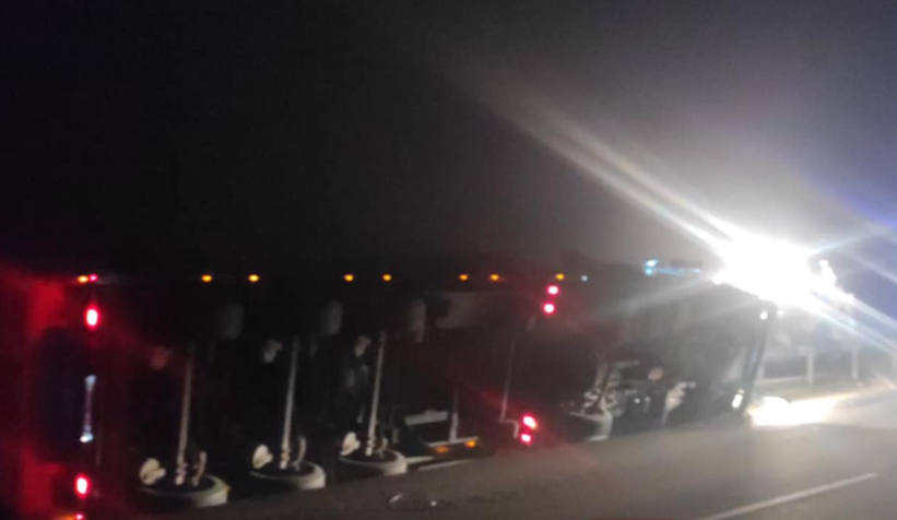 Tır devrildi sürücü öldü