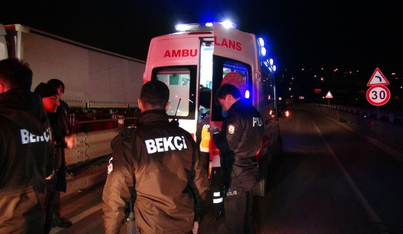 TIR devrildi sürücü sıkıştı