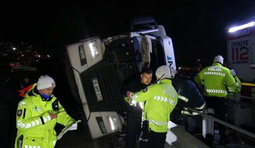 TIR devrildi sürücü sıkıştı