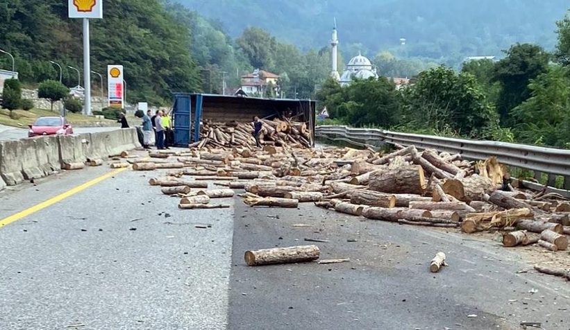 Tır devrildi, yol kapandı