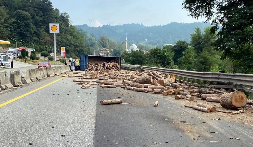Tır devrildi, yol kapandı