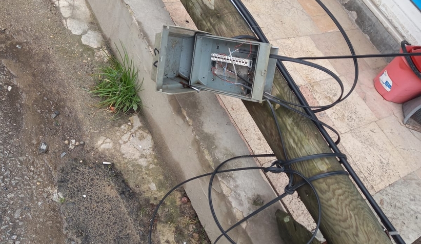 Tır direği yıktı esnaf ile vatandaş telefon ve internetsiz kaldı