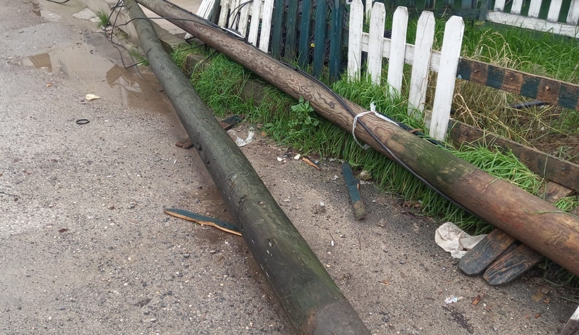 Tır direği yıktı esnaf ile vatandaş telefon ve internetsiz kaldı