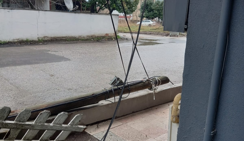 Tır direği yıktı esnaf ile vatandaş telefon ve internetsiz kaldı