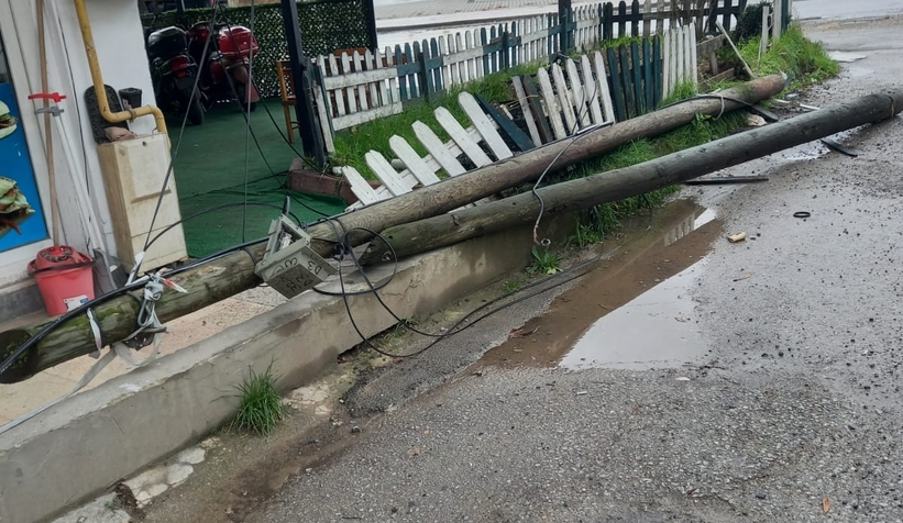Tır direği yıktı esnaf ile vatandaş telefon ve internetsiz kaldı