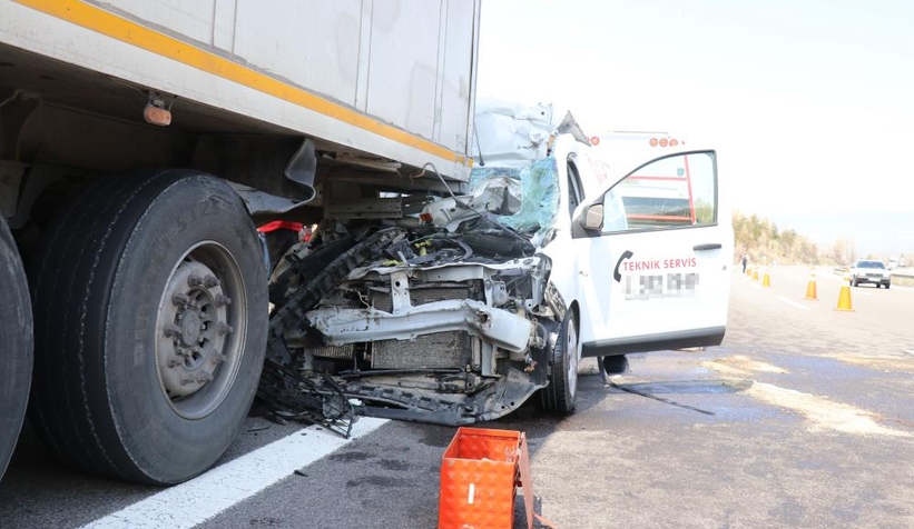 Tır dorsesinin altına girdi: 1 ölü, 1 yaralı
