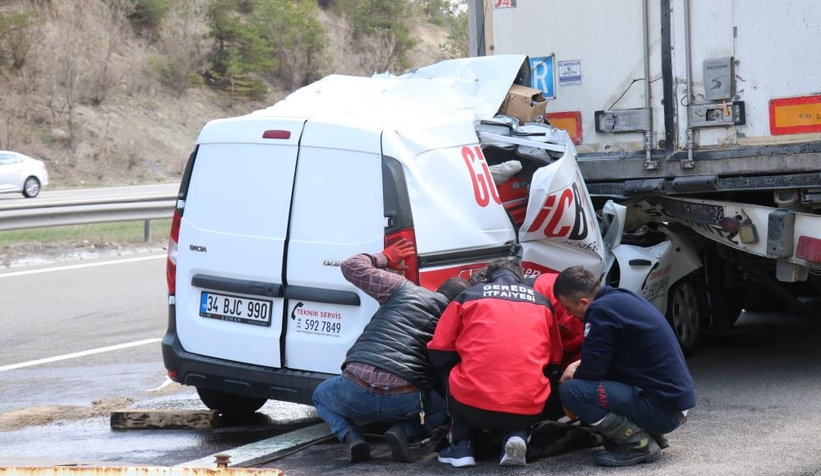 Tır dorsesinin altına girdi: 1 ölü, 1 yaralı