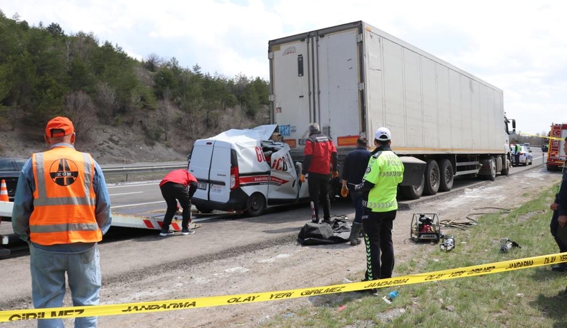 Tır dorsesinin altına girdi: 1 ölü, 1 yaralı