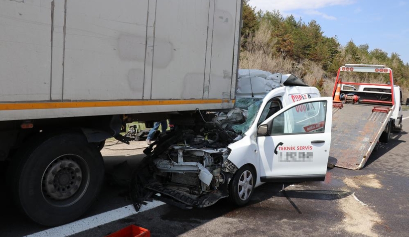 Tır dorsesinin altına girdi: 1 ölü, 1 yaralı