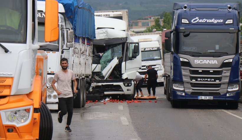 tir-icerisinde-sikisan-anne-ile-cocugunu-itfaiye-kurtardimde2rw41sm