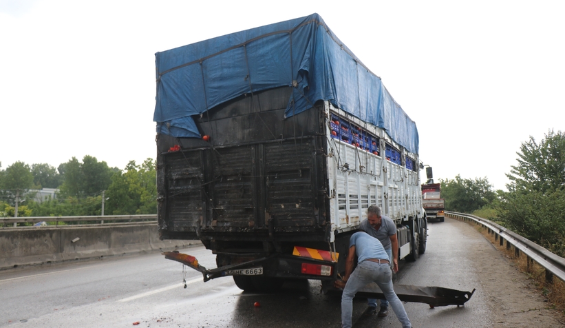 tir-icerisinde-sikisan-anne-ile-cocugunu-itfaiye-kurtardimde2rw41sm