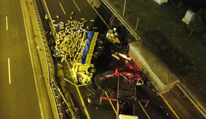 Tır ile kamyon çarpıştı, otoyol trafiğe kapandı
