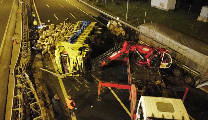 Tır ile kamyon çarpıştı, otoyol trafiğe kapandı