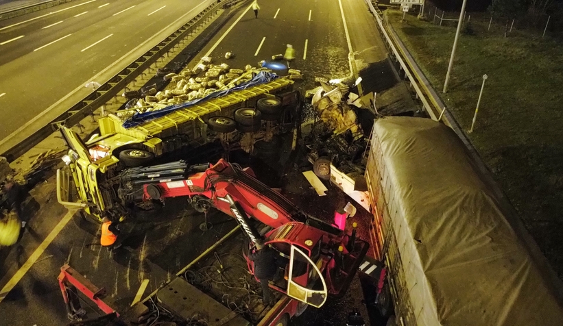 Tır ile kamyon çarpıştı, otoyol trafiğe kapandı