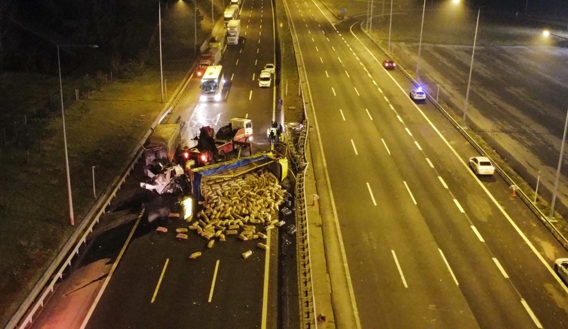 Tır ile kamyon çarpıştı, otoyol trafiğe kapandı