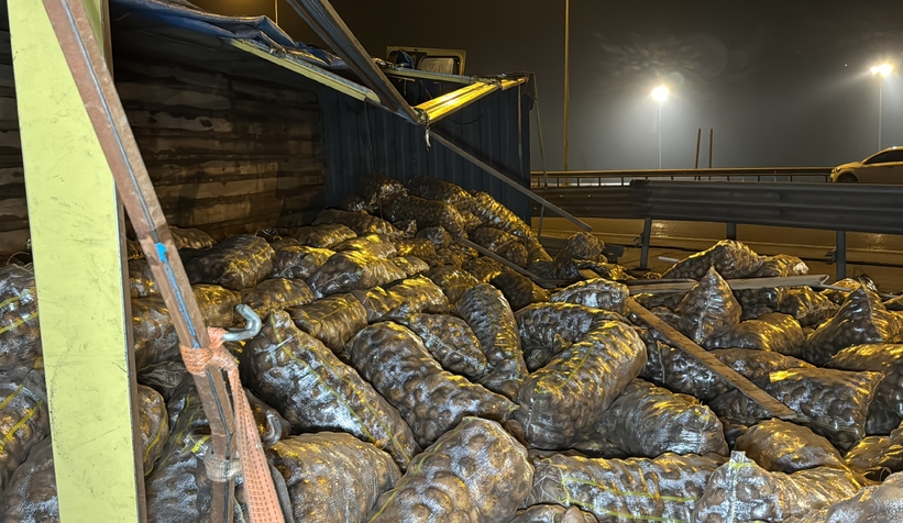 Tır ile kamyon çarpıştı, otoyol trafiğe kapandı