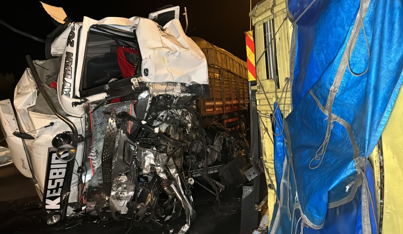 Tır ile kamyon çarpıştı, otoyol trafiğe kapandı