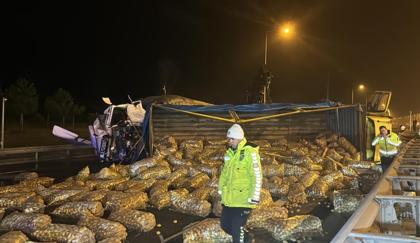 Tır ile kamyon çarpıştı, otoyol trafiğe kapandı