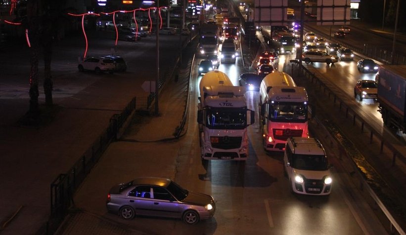 Tır ile otomobil çarpıştı, trafik felç oldu