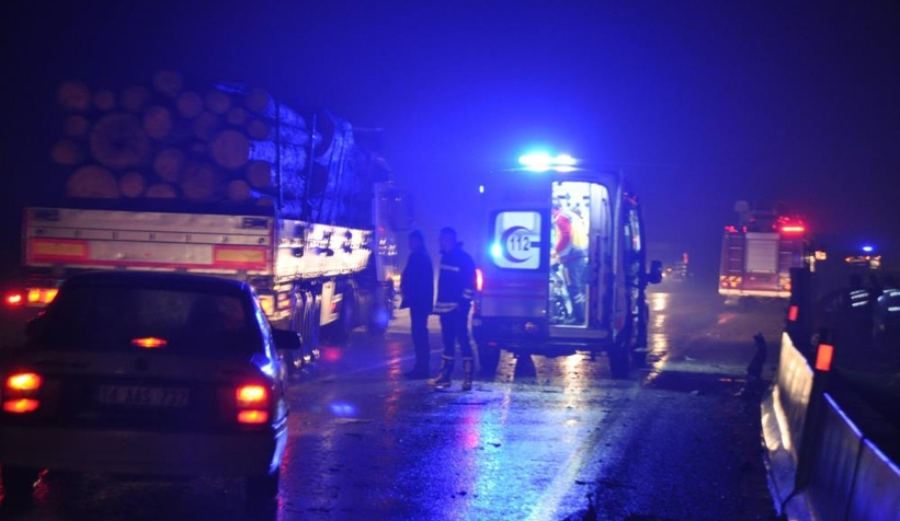 Tır ile otomobil kafa kafaya çarpıştı: 2 yaralı