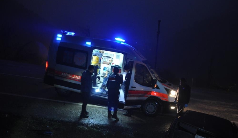 Tır ile otomobil kafa kafaya çarpıştı: 2 yaralı