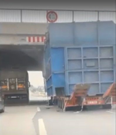 TIR'ın taşıdığı yük köprüye sıkıştı