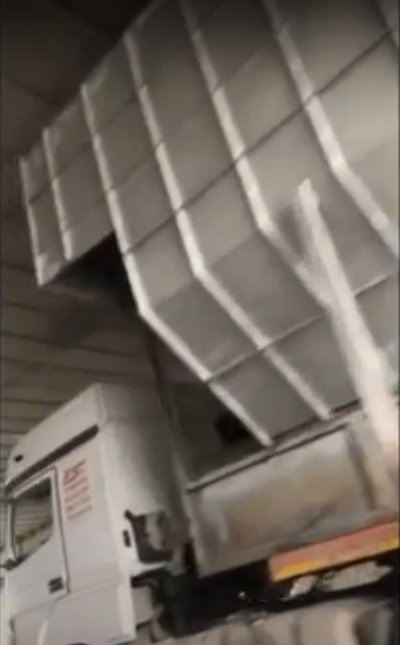 TIR'ın taşıdığı yük köprüye sıkıştı