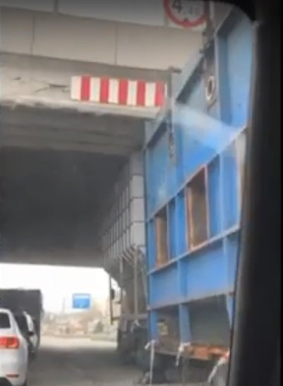 TIR'ın taşıdığı yük köprüye sıkıştı