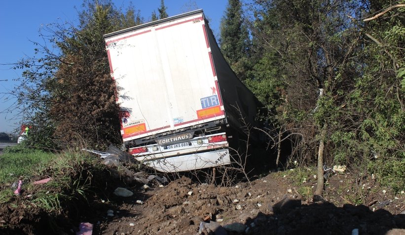 Tır kamyoneti biçti