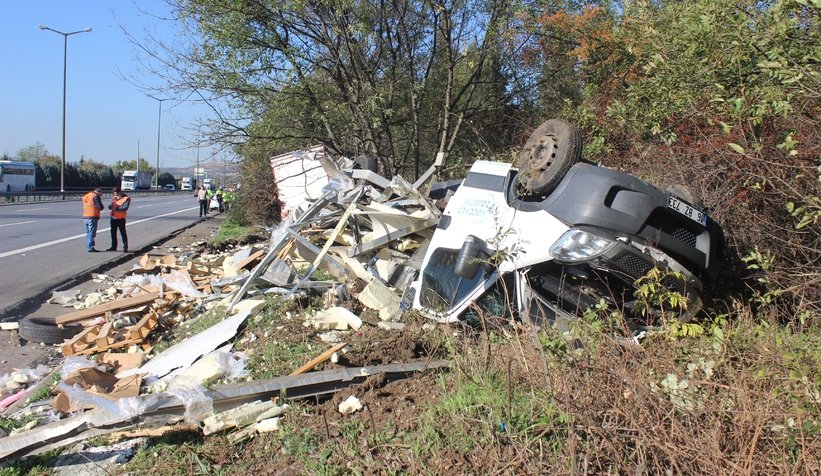 Tır kamyoneti biçti