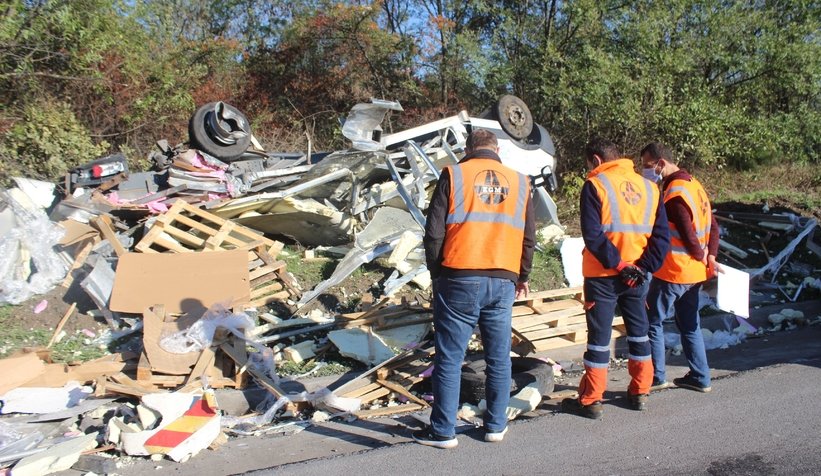 Tır kamyoneti biçti