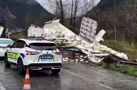 Tır kaza yaptı etler etrafa dağıldı
