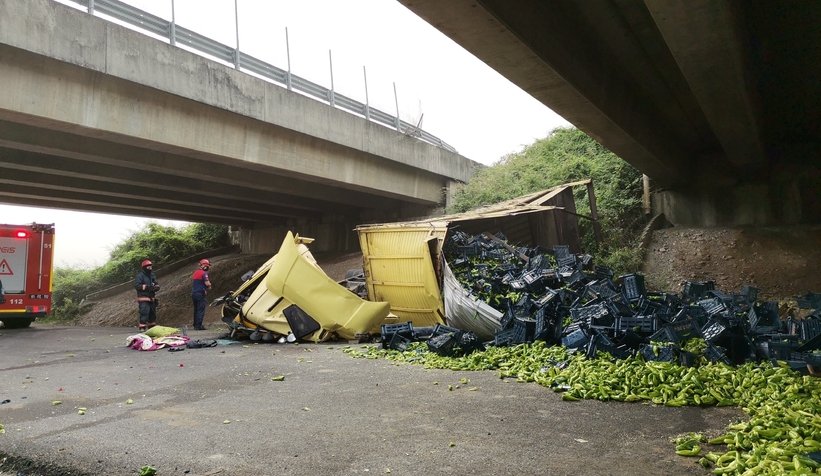 Tır köprüden aşağı düştü: 2 yaralı