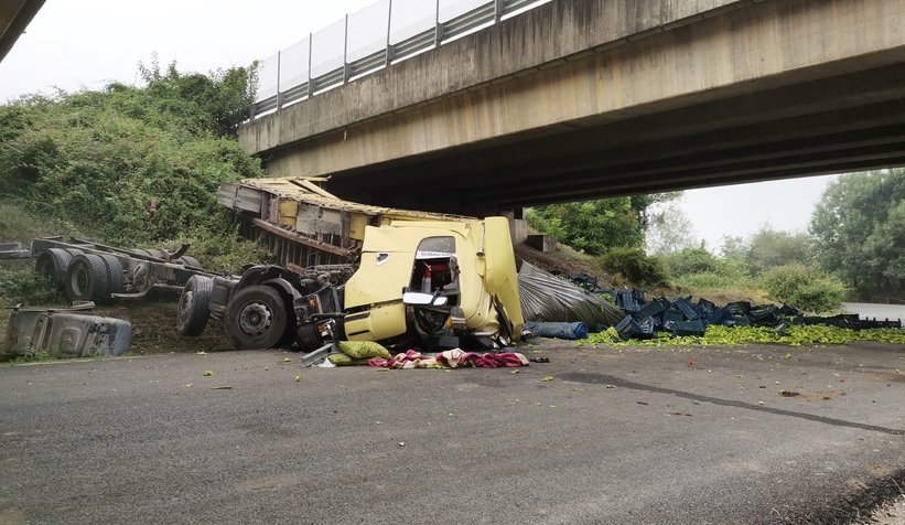 Tır köprüden aşağı düştü: 2 yaralı