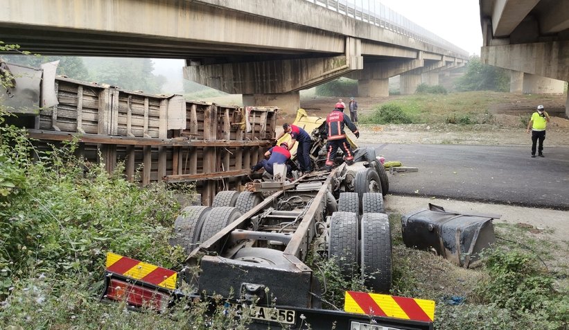 Tır köprüden aşağı düştü: 2 yaralı