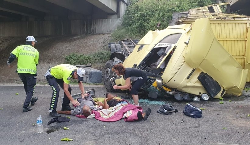 Tır köprüden aşağı düştü: 2 yaralı