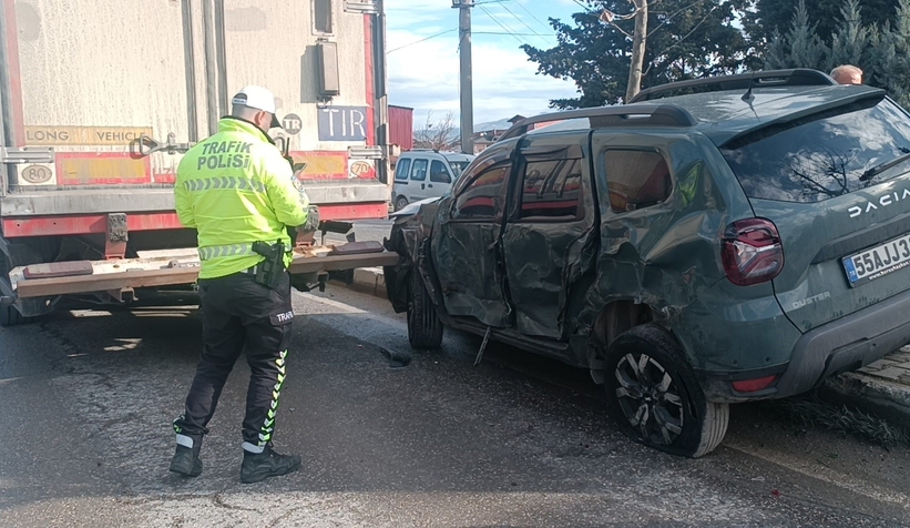 Tır, otomobili 20 metre sürükledi