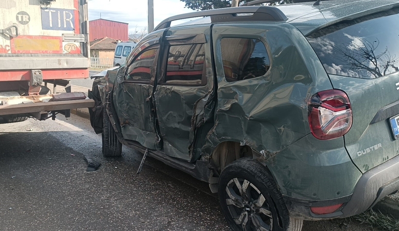 Tır, otomobili 20 metre sürükledi