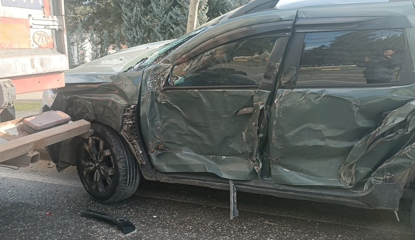 Tır, otomobili 20 metre sürükledi